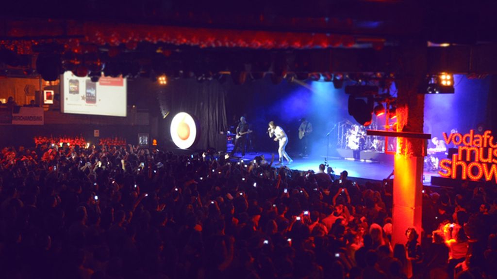 La Riviera se llenó hasta arriba para el concierto del asturiano Melendi