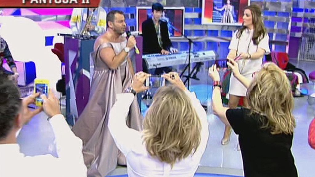 El presentador se enfunda el vestido de la tonadillera