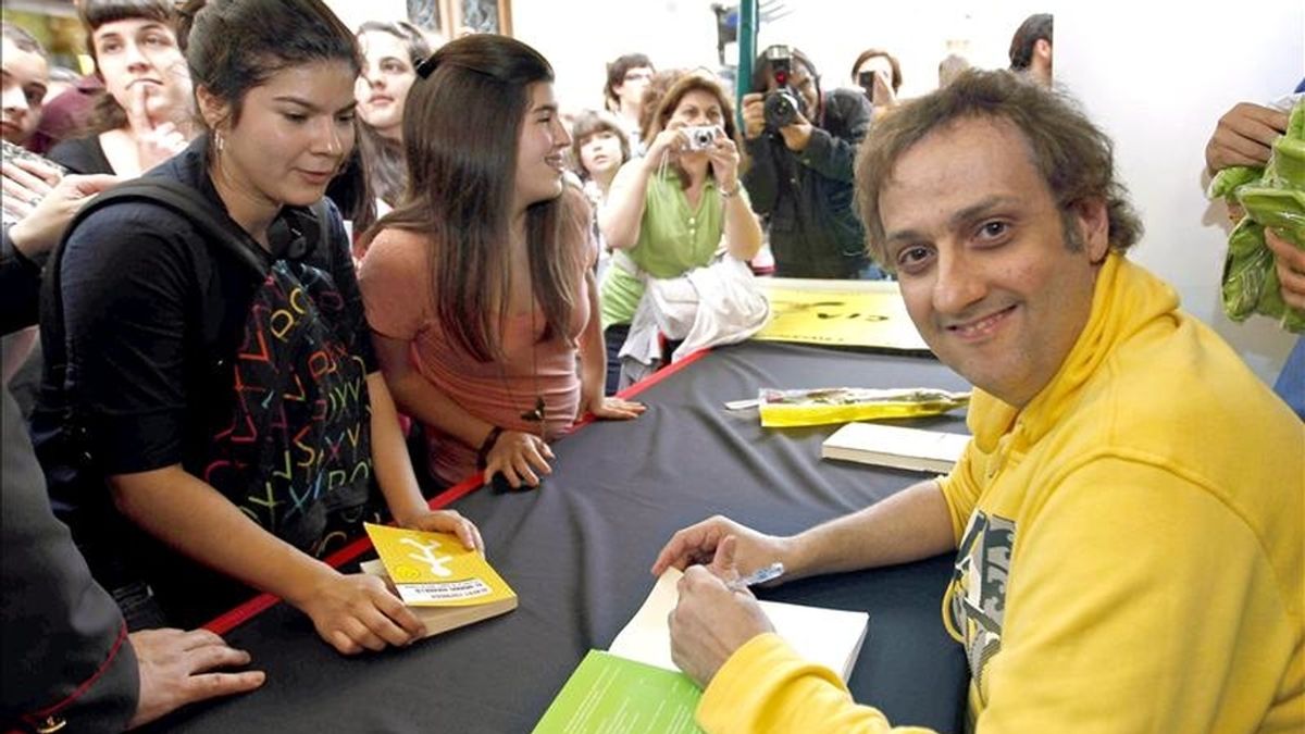 El escritor Albert Espinosa esta tarde en el centro de Barcelona firmando ejemplares de su obra durante la Diada de Sant Jordi, donde el libro y la rosa son los principales protagonistas de esta jornada en Cataluña. EFE