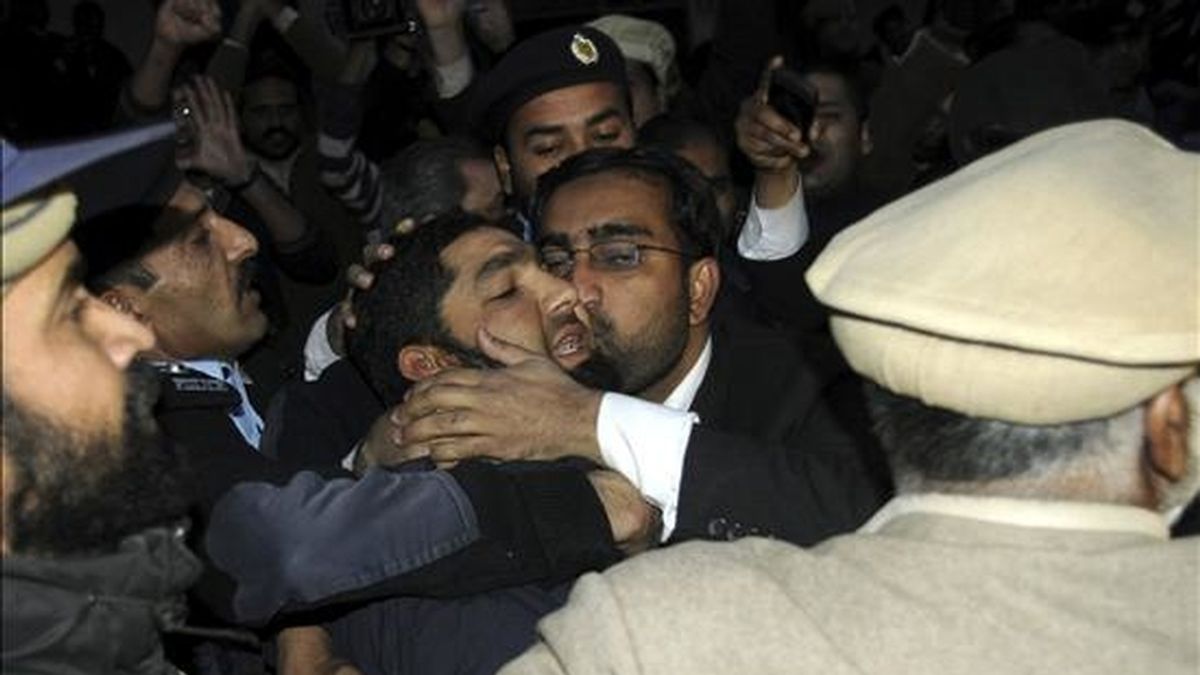 Malik Mumtaz Hussain Qadri (c), el supuesto asesino del gobernador de la provincia oriental de Punyab, Salman Tasir, recibe un beso al llegar al tribunal en Islamabad, Pakistán, hoy, 5 de enero de 2011. Salman Tasir, un crítico de las leyes antiblasfemia de Pakistán, recibió hasta nueve disparos cuando se hallaba cerca de su vehículo, aparcado en la céntrica zona comercial de Islamabad. EFE