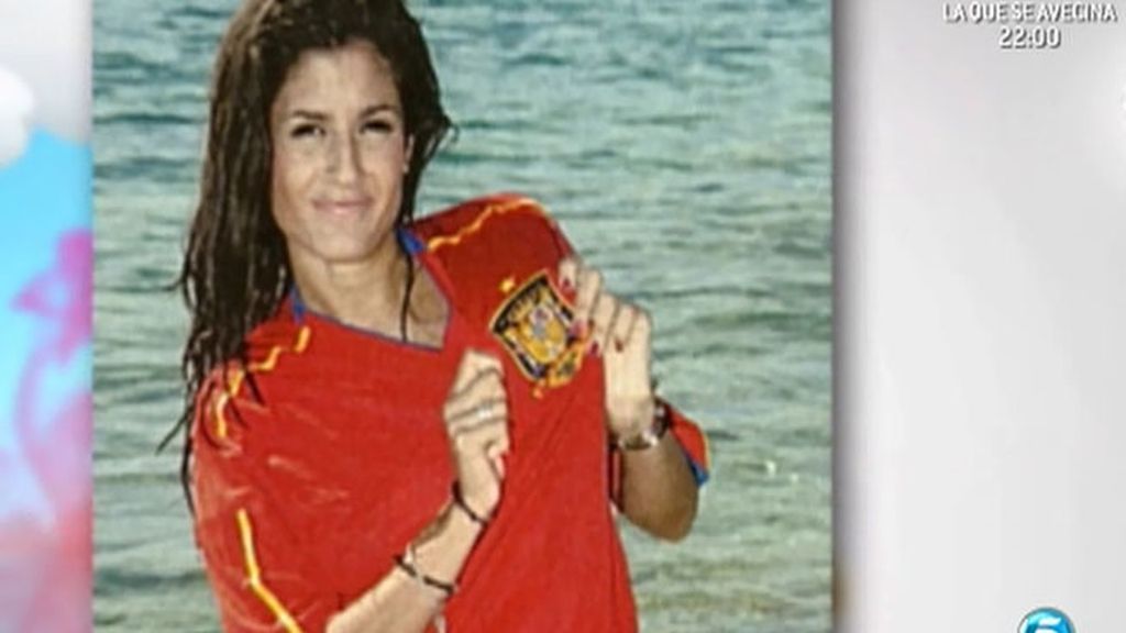 La jerezana ha posado con la equipación de España para la revista 'Sálvame'