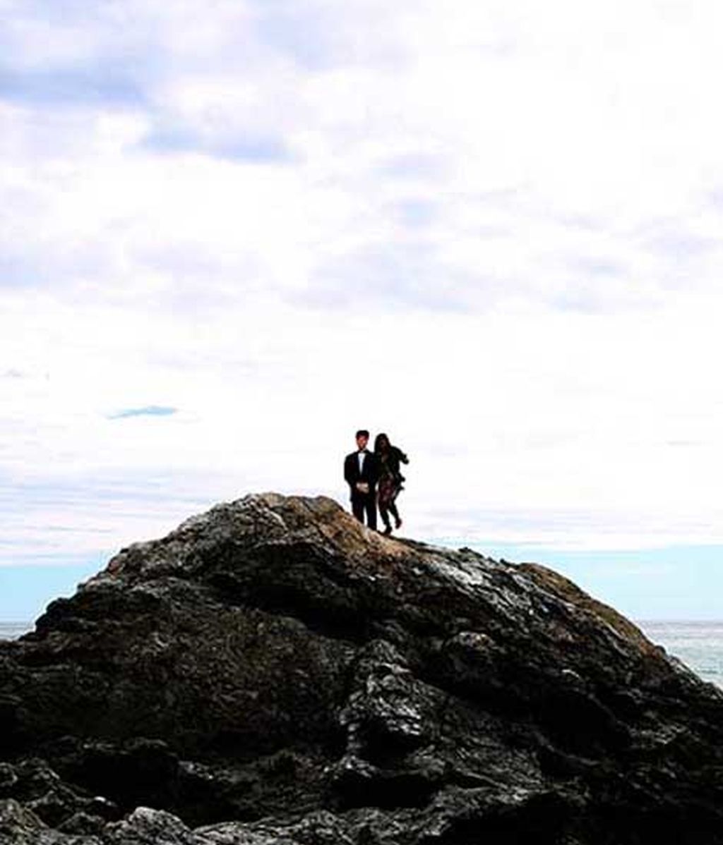 Una mujer se hace fotos por el mundo con la imagen de su padre fallecido
