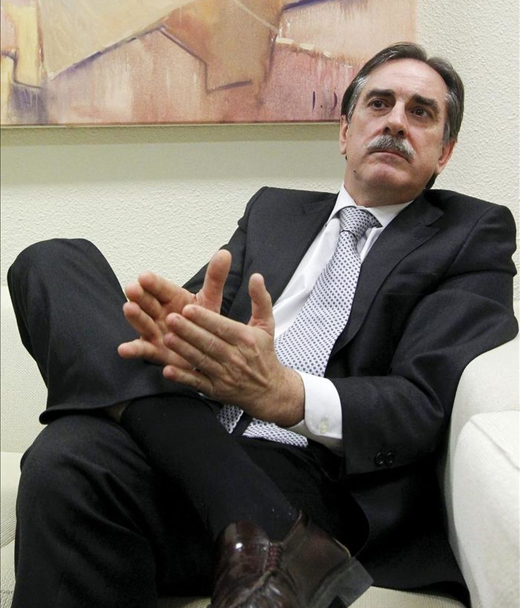 El ministro de Trabajo e Inmigración, Valeriano Gómez, durante la entrevista que mantuvo con Efe en la que habló, entre otros asuntos, de la reforma de pensiones y de la negociación colectiva. EFE El ministro de Trabajo e Inmigración, Valeriano Gómez, durante la entrevista que mantuvo con Efe en la que habló, entre otros asuntos, de la reforma de pensiones y de la negociación colectiva. EFE