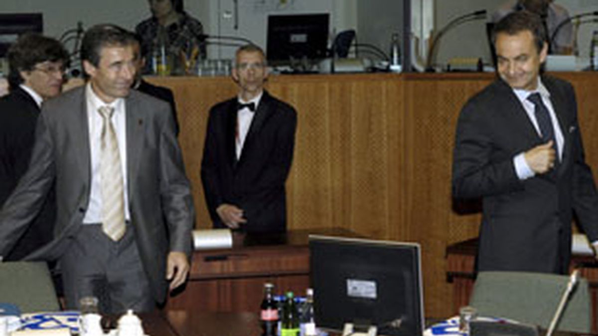 El presidente del Gobierno, José Luis Rodríguez Zapatero, y el primer ministro de Dinamarca, Anders Fogh Rasmussen. Foto: EFE.