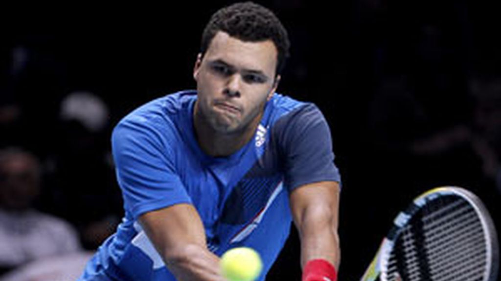 El tenista francés Jo-Wilfried Tsonga devuelve la bola al checo Tomas Berdych FOTO: EFE