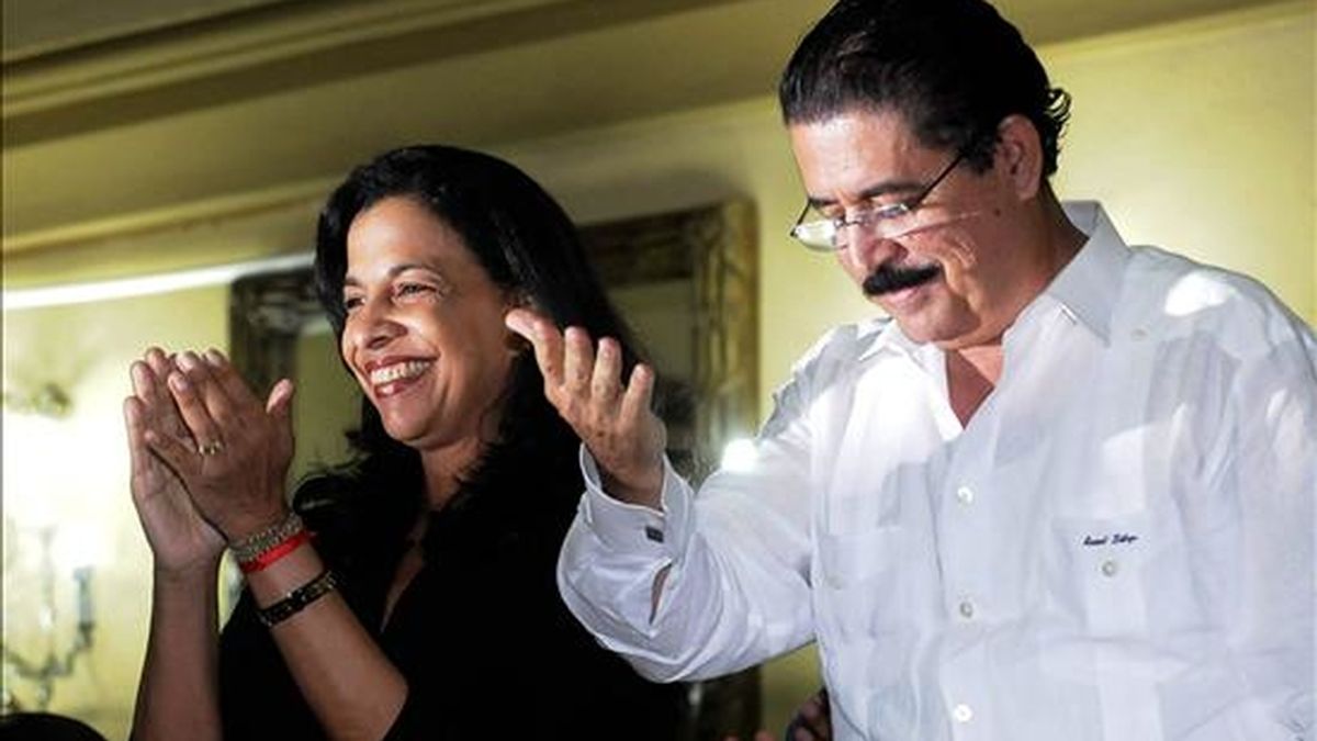 El presidente hondureño, Manuel Zelaya (d), y la canciller Patricia Rodas (i) aplauden ayer durante la recepción a los observadores internacionales invitados por el Gobierno en la Casa Presidencial en Tegucigalpa (Honduras). EFE