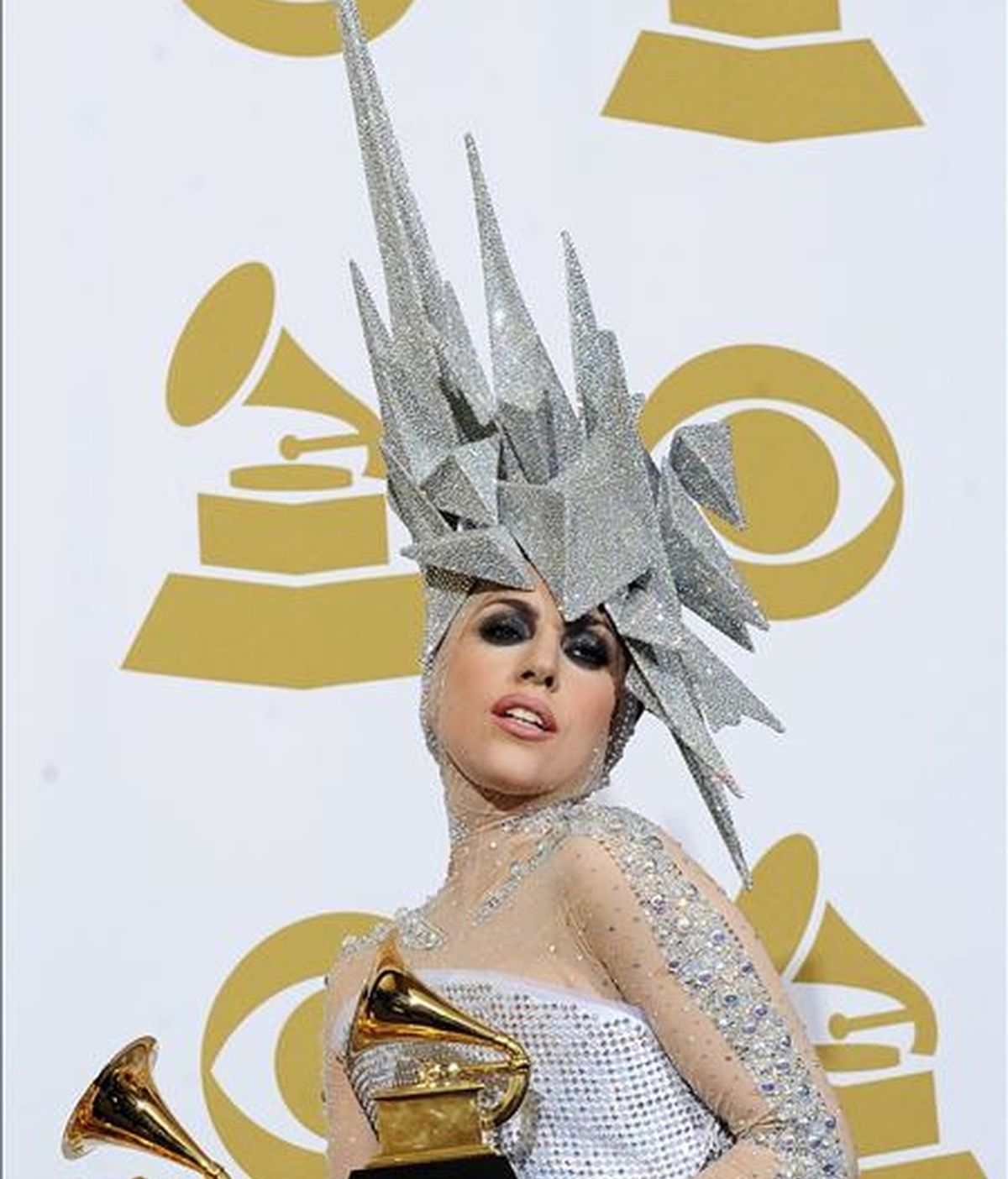 En la imagen, la cantante Lady Gaga mientras posa con dos premios durante la 52ª ceremonia de entrega de premios Grammy en el Staples Center de Los Angeles, California (Estados Unidos). EFE/Archivo