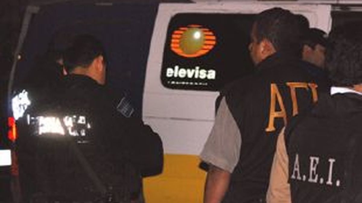 Miembros del Ejército y la Policía Federal custodian las instalaciones de la cadena Televisa en Monterrey. Foto: EFE