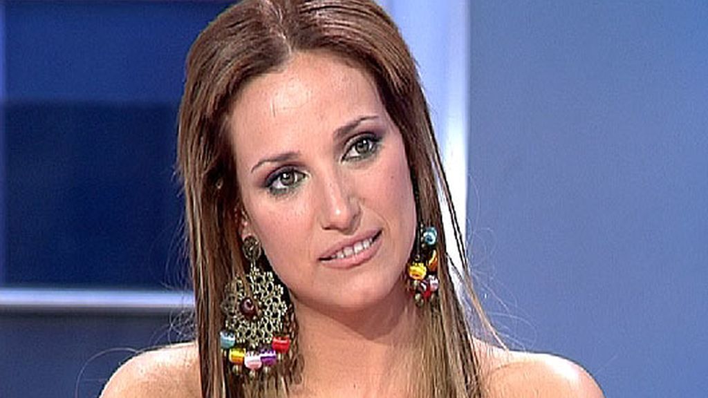 Blanca se sienta en el trono