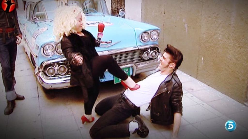 ¡Se le ha subido el vestido y sin querer ha enseñado las bragas!