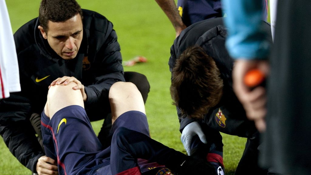 Leo Messi es atendido tras lesionarse durante el partido de la última jornada de la fase de grupos de Liga de Campeones