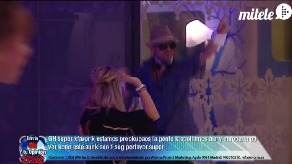 Cristian, de striptease, y las chicas, “al agua, pato”