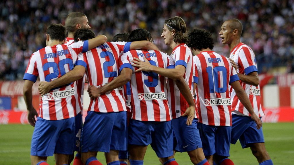 Los jugadores del Atlético de Madrid celebran el segundo gol del equipo, conseguido por el colombiano Radamel Falcao