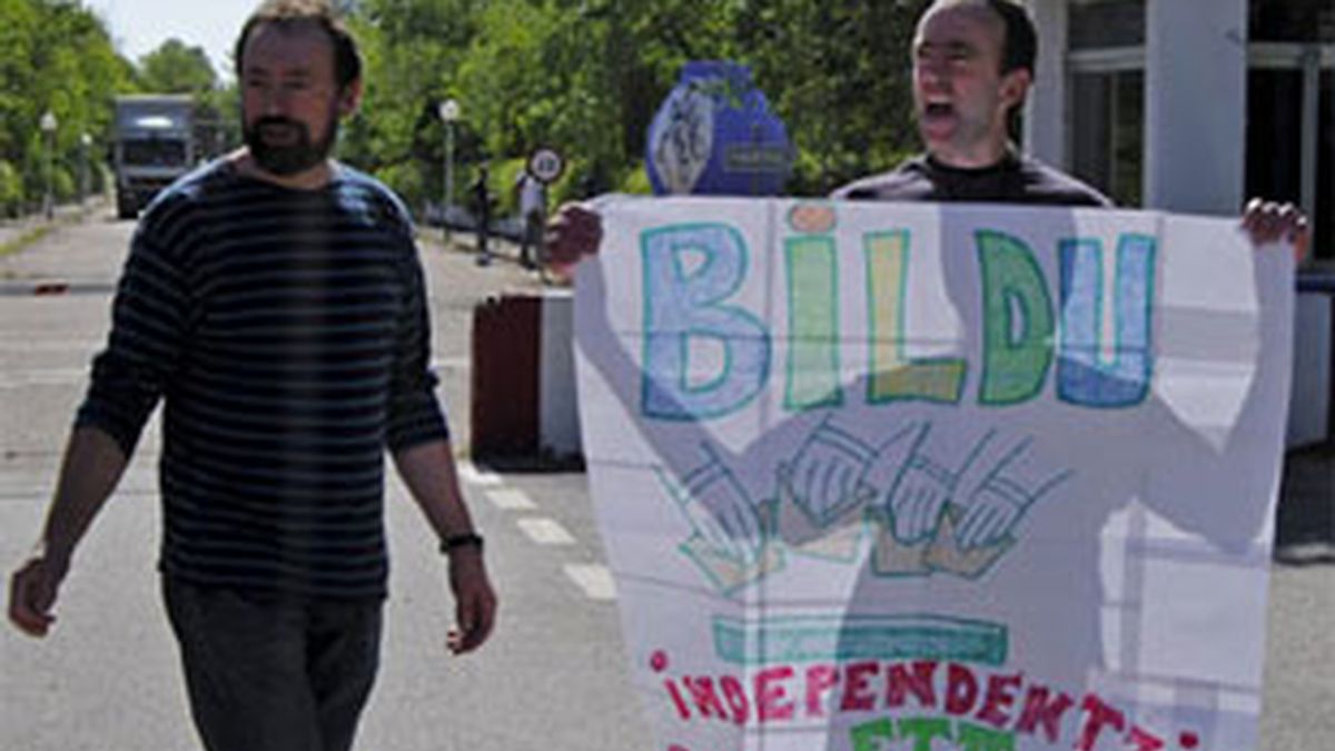 El etarra Andrés Errandonea exhibiendo un cartel de Bildu mientras abandona la prisión de Herrera de la Mancha. Foto: EFE.