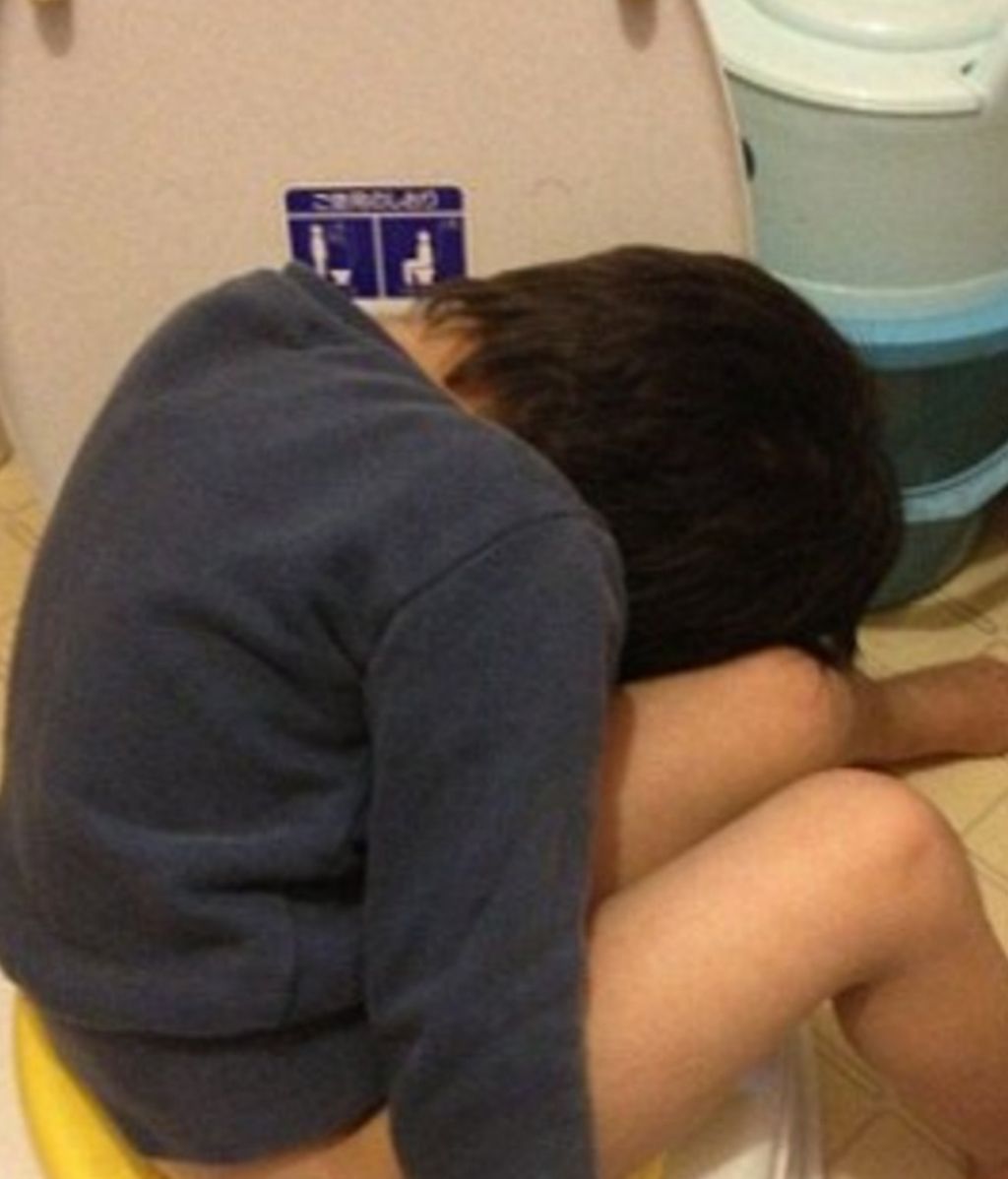 Las posturas más surrealistas en las que se duermen los niños japoneses