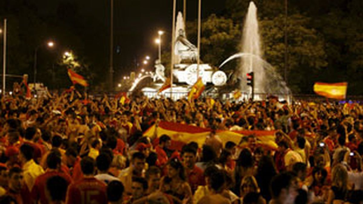 Miles de aficionados de la selección española se concentran en la plaza de Cibeles tras conseguir el título de la Eurocopa '08. Video: Informativos Telecinco.