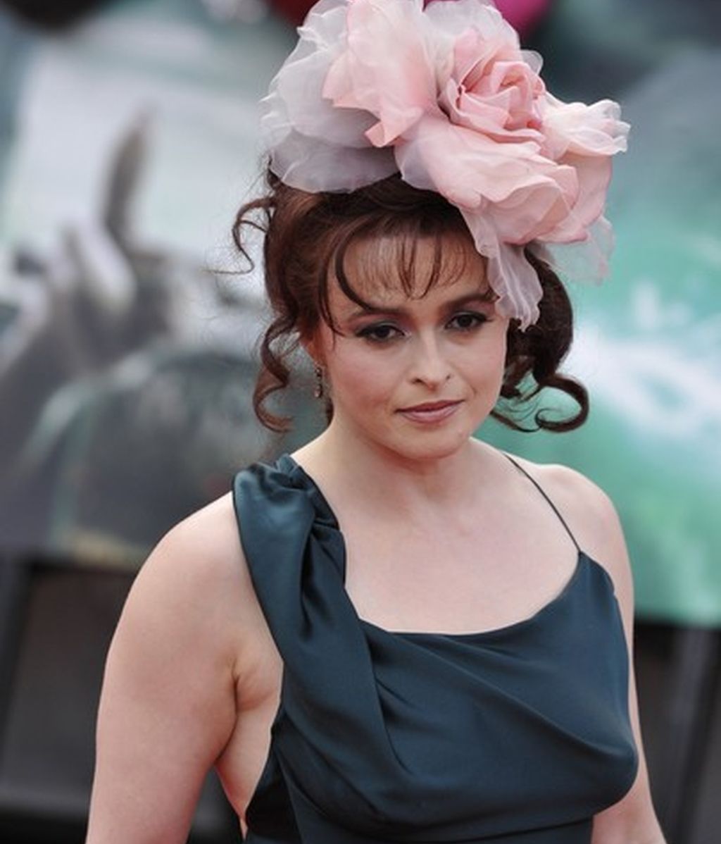 Helena Bonham Carter, con una flor en la cabeza