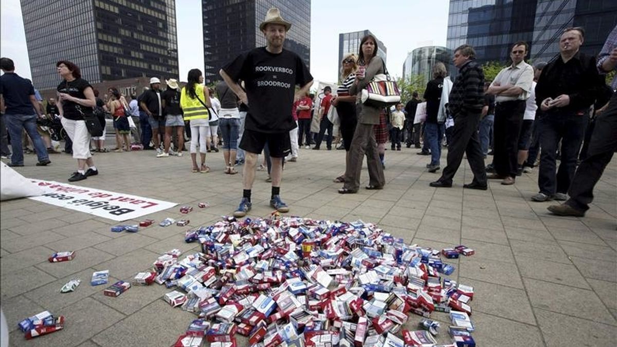 Hosteleros belgas realizan una protesta contra una normativa que prohíbe el consumo de tabaco en bares y restaurantes, en Bruselas, Bélgica. EFE