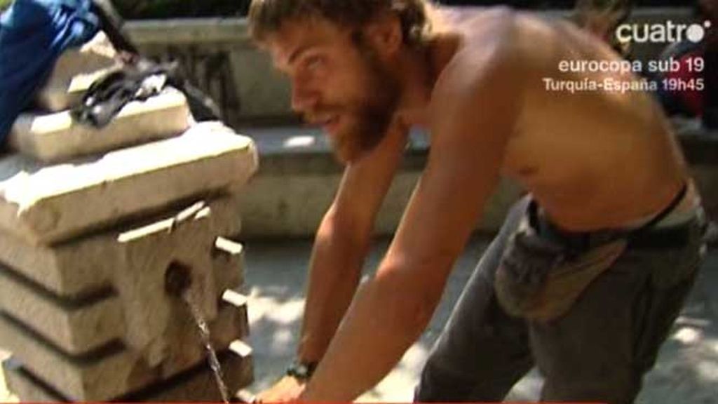 Los indignados se bañan desnudos en las fuentes de Madrid