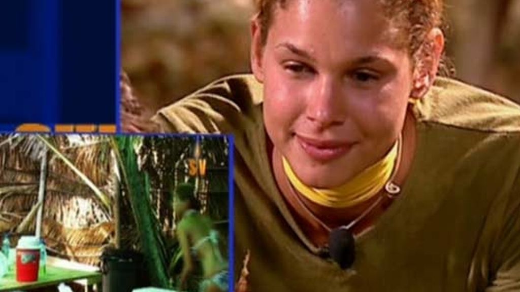 Ivonne roba comida en la garita de los cámaras