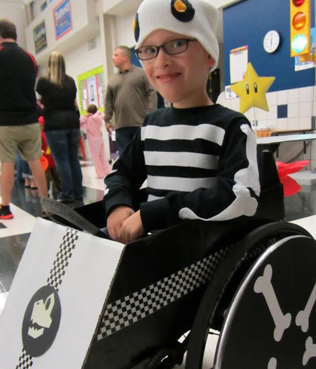 Los originales disfraces de un niño en silla de ruedas