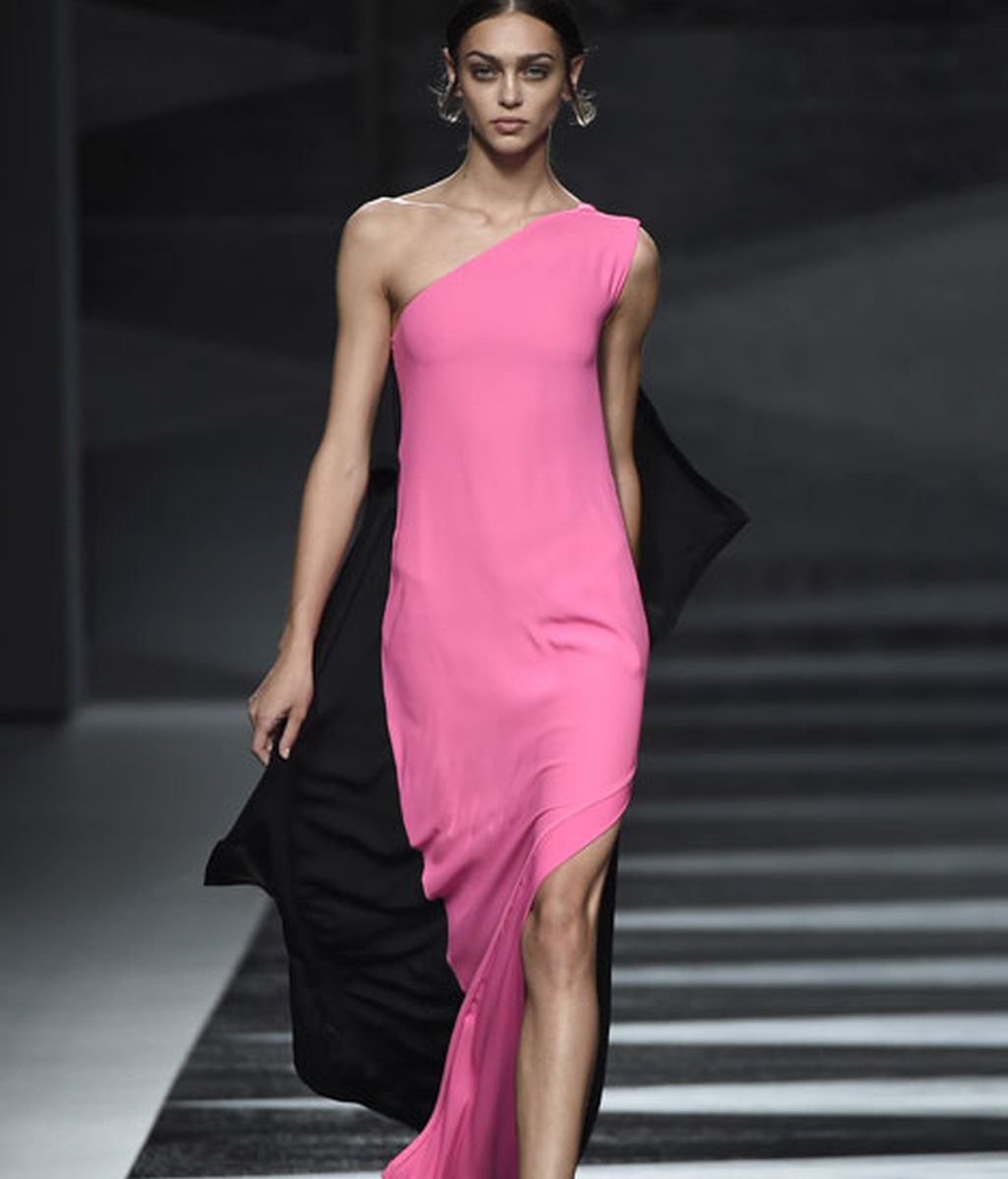 Elegantes y sorprendentes geometrías de color en el desfile de Juanjo Oliva