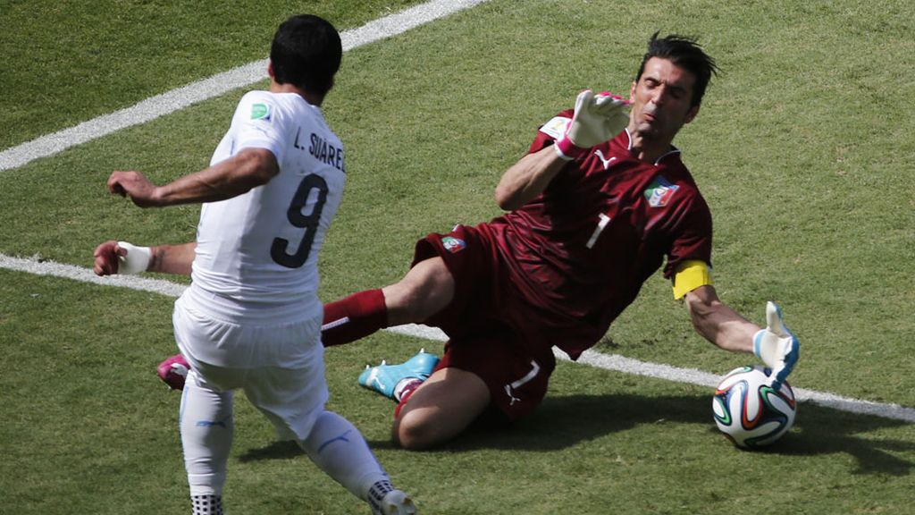 Doble paradón de Buffon. Primero a Suárez y después a Rodeiro