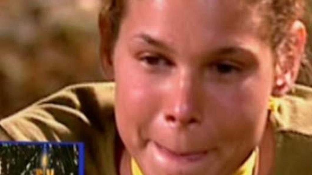 Ivonne roba comida en la garita de los cámaras