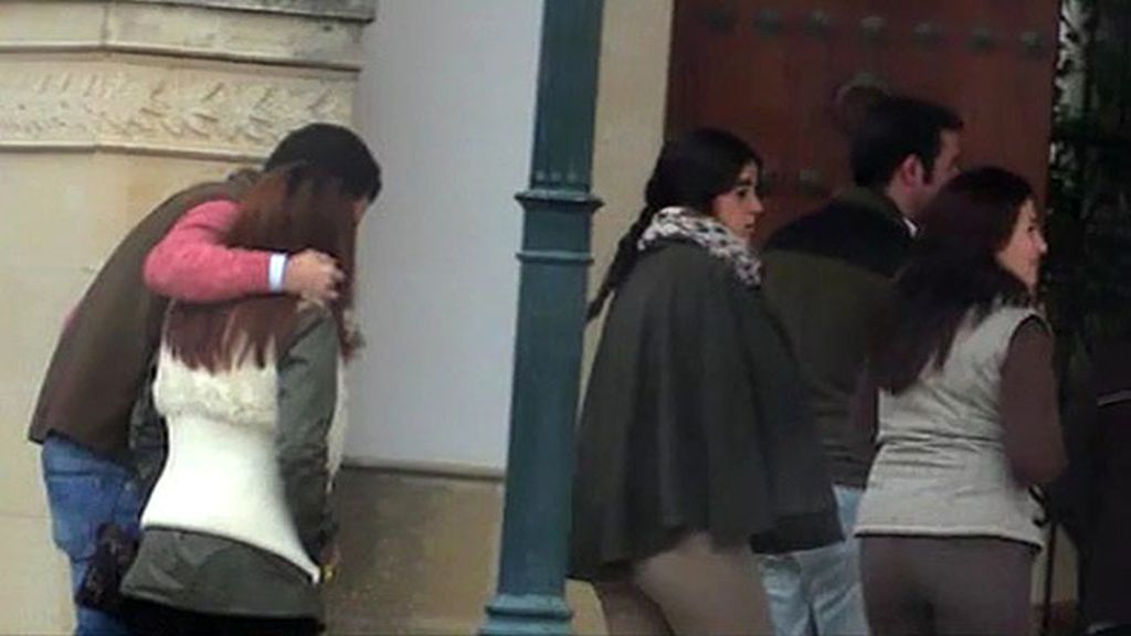 La pareja, sonriente  y cómplice junto a unos amigos