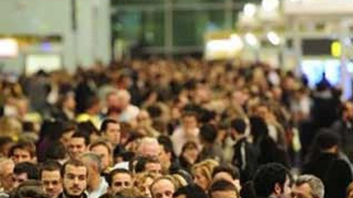 Multitud de personas en Barajas siguen esperando una solución FOTO:EFE Multitud de personas en Barajas siguen esperando una solución FOTO:EFE