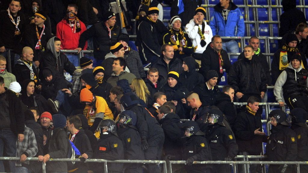 Aficionados del Dinamo Dresde se enfrentan a la policía antes del partido de la copa alemana disputado frente al Hannover 96 en el AWD Arena de Hanover
