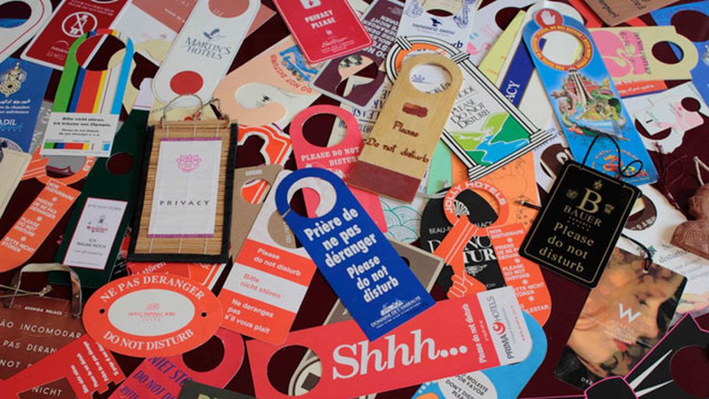 Colecciona más de 8.200 carteles de ‘No molestar’