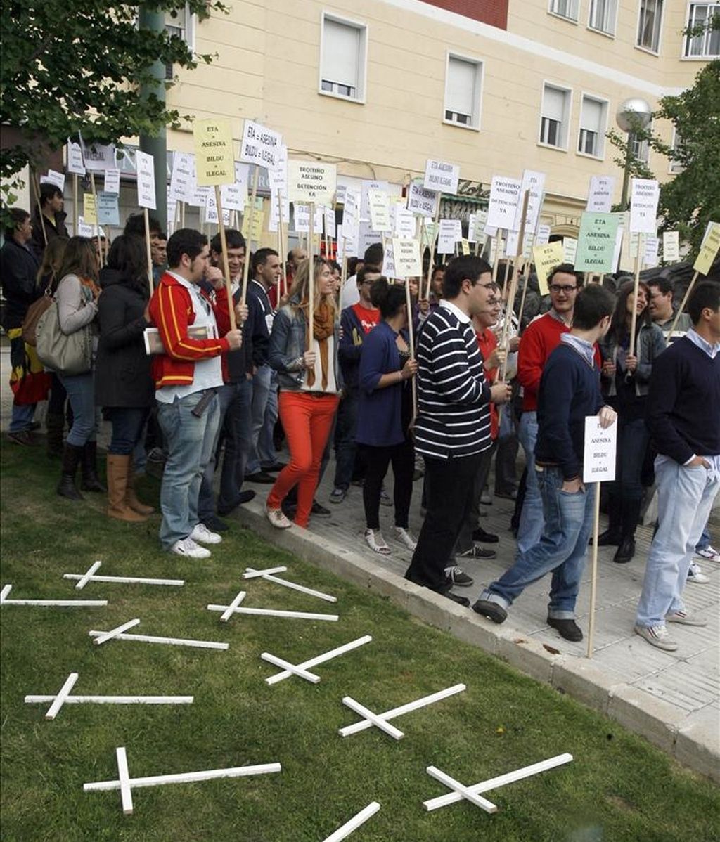 Miembros de Nuevas Generaciones de Madrid, durante la concentración convocada para hoy por esta fuerza en la plaza de la República Dominicana para denunciar la fuga del etarra Antonio Troitiño. EFE