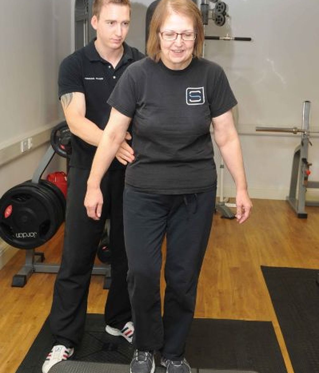 Adelgaza 70 kilos para caber en los baños públicos