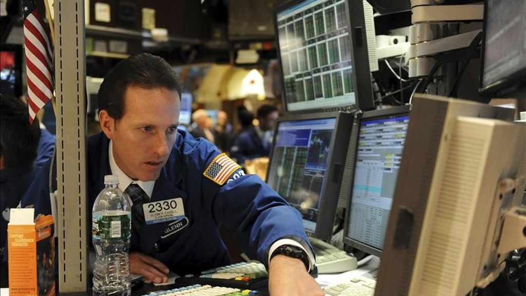 El Dow Jones de Industriales, que agrupa a 30 de las mayores empresas cotizadas en este país, sumó esta primera sesión de la semana 23,31 puntos para acabar en 12.400,03 puntos. EFE/Archivo El Dow Jones de Industriales, que agrupa a 30 de las mayores empresas cotizadas en este país, sumó esta primera sesión de la semana 23,31 puntos para acabar en 12.400,03 puntos. EFE/Archivo