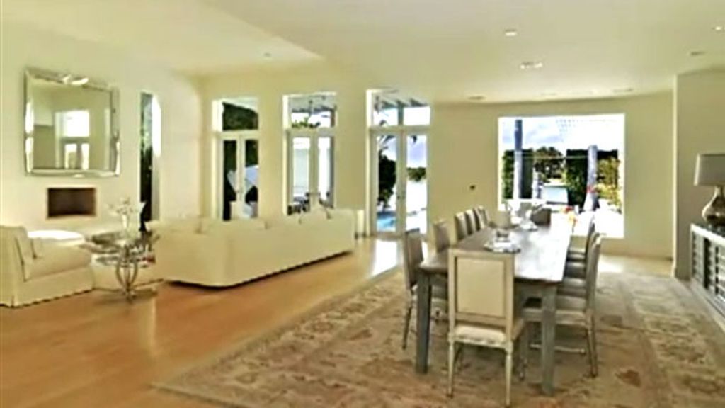 La casa tiene 800 metros cuadrados, embarcadero y piscina