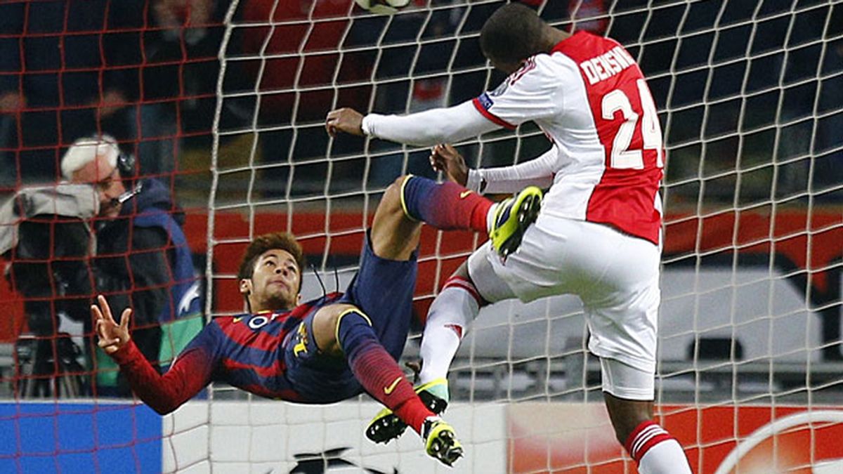 Neymar, contra el Ajax Neymar, contra el Ajax