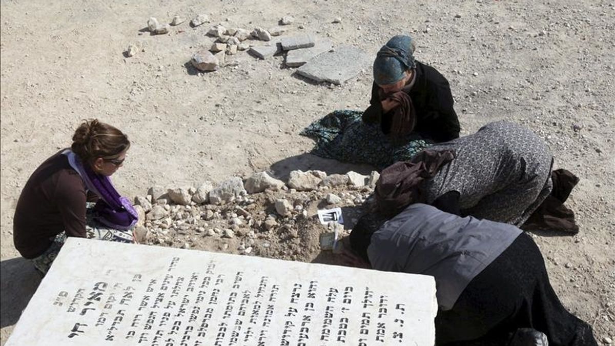 Familiares del israelí Ben-Yosef Livnat lloran sobre su tumba tras el entierro celebrado en el cementerio de los Olivos de Jerusalén hoy. EFE