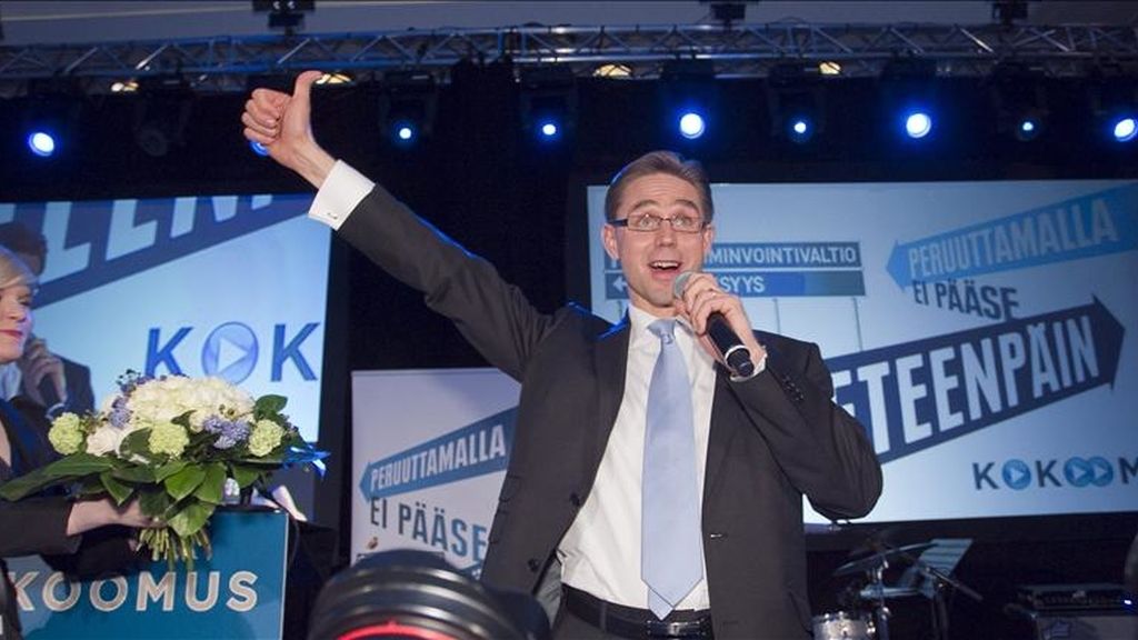 Jyrki Katainen, líder del partido de la Coalición Nacional Finlandesa, habla hoy, domingo 17 de abril de 2011, durante la fiesta de elección de su partido en Helsinki, Finlandia. El partido conservador Kokoomus del ministro de Economía, Jyrki Katainen, venció por un estrecho margen las elecciones generales celebradas en el país, por delante de los socialdemócratas y la ultraderecha, que finalmente cayó al tercer puesto. Vídeo: Informativos Telecinco