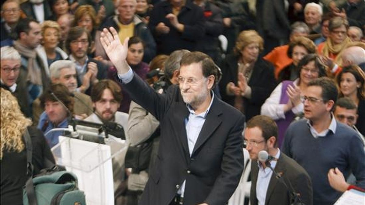 El presidente del PP, Mariano Rajoy, a su llegada hoy al mitin en el que su partido ha presentado a los candidatos a las acaldías de Vitoria, Bilbao y San Sebastián, y a las diputaciones forales de Álava, Vizcaya y Guipúzcoa. EFE