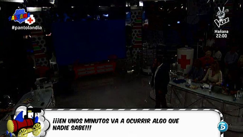 El plató se oscurecía y cuando se hizo la luz, descubrimos que Kiko tenía una serpiente en el cuello