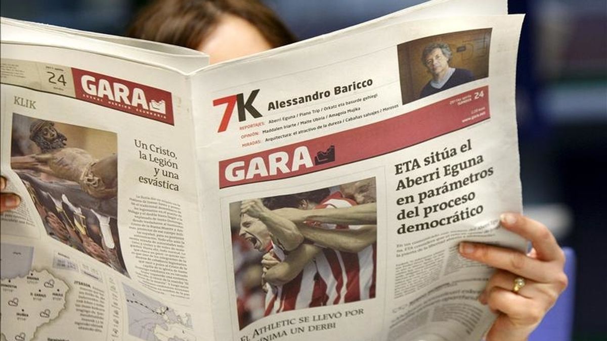 Una mujer lee el diario Gara, donde la organización terrorista ETA publica hoy un comunicado con motivo de la celebración del Aberri Eguna (Día de la Patria vasca), en el que aboga por la independencia y la constitución de un "Estado vasco" y avisa de que "el camino será largo, difícil y duro", dada la dimensión de la apuesta. EFE