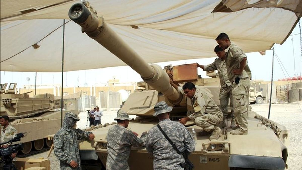 Soldados iraquíes asisten a un entrenamiento de las tropas estadounidenses sobre cómo usar tanques M1A1 fabricados en Estados Unidos, en la base militar de Rustumiya, al sur de Bagdad, en 2010. EFE/Archivo