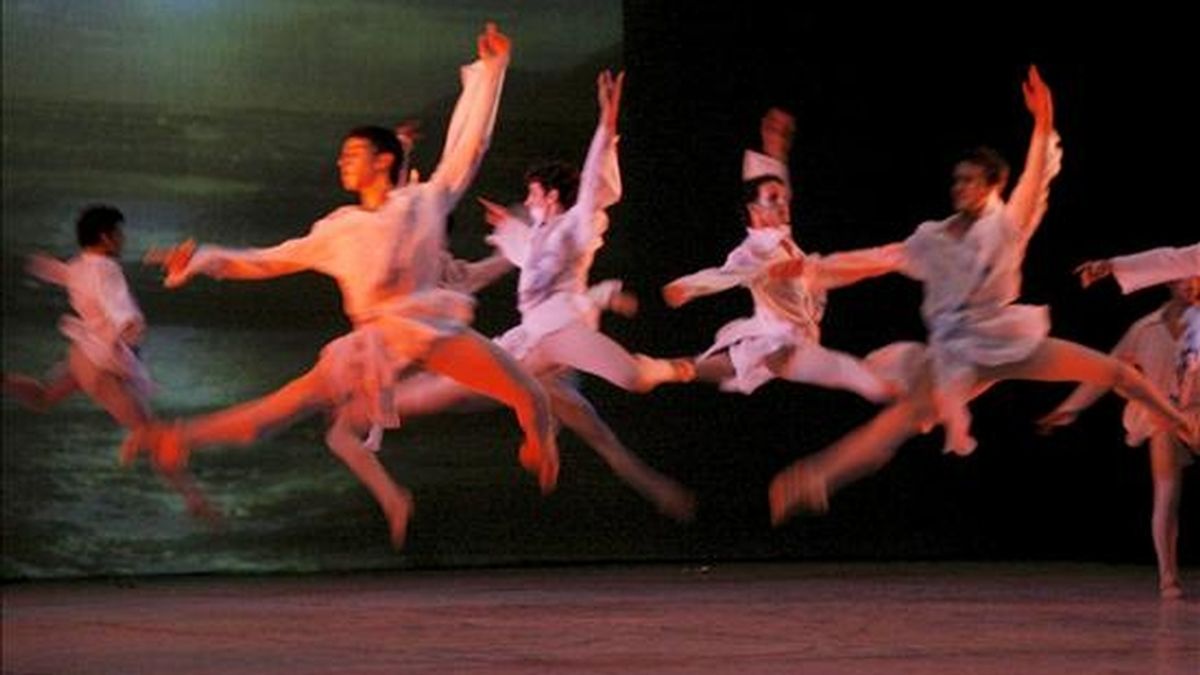 Durante dos semanas, los alumnos recibirán clases prácticas de dúo clásico, repertorio, técnica moderna de danza y folclor. EFE/Archivo