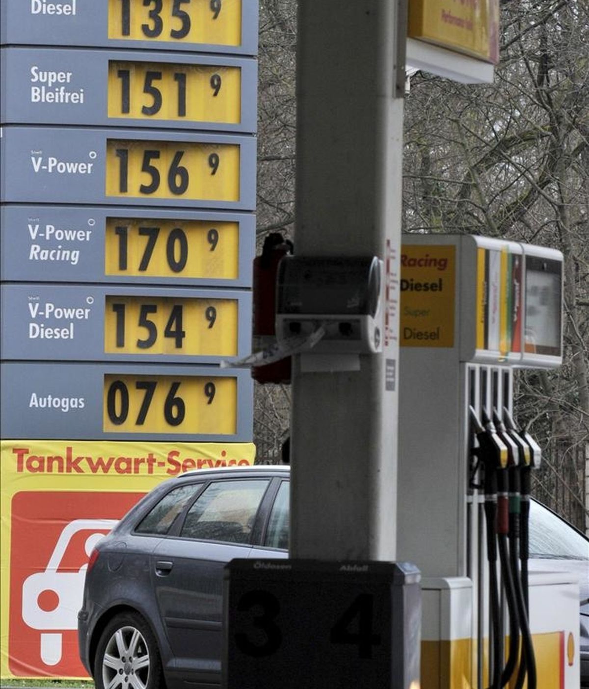 La imagen muestra un tablero con los precios en una gasolinera. EFE/Archivo