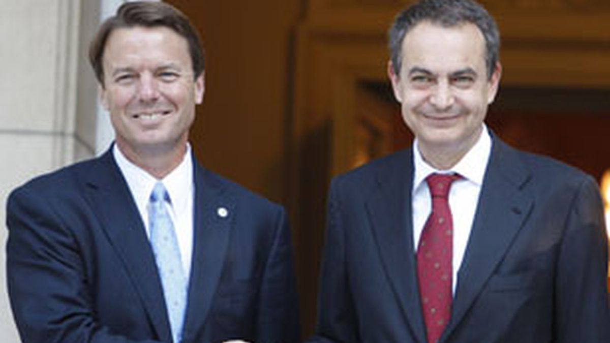 El presidente del Gobierno, José Luis Rodríguez Zapatero, ha recibido hablando en inglés, al ex senador por Carolina del Norte, John R. Edwards. Video: Informativos Telecinco.com.