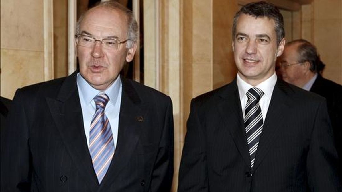 El ex lehendakari, José Antonio Ardanza (i) y el presidente del PNV, Iñigo Urkullu, momentos antes de participar en el ciclo sobre las elecciones vascas del Fórum Europa celebrado hoy en Madrid. EFE