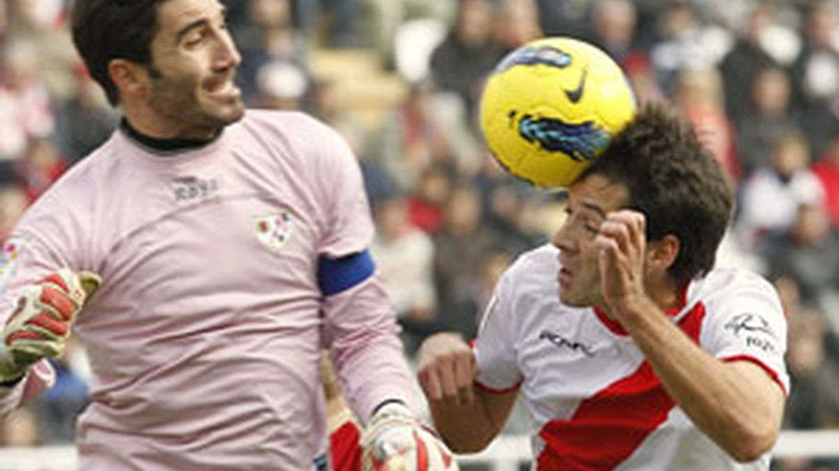 El defensa del Rayo Vallecano Mikel Labaka intenta rematar un balón ante la oposición del portero del Sporting de Gijón, Juan Pablo . Foto: EFE