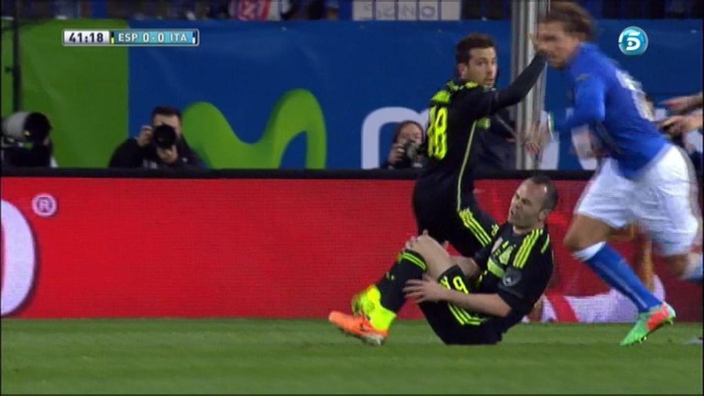 Iniesta recibe una falta durante la primera parte