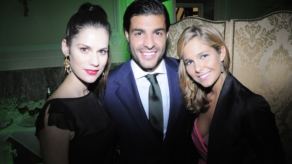 Las actrices Lidia San José y Natalia Sánchez posaron encantadas junto al futbolista Miguel Torres